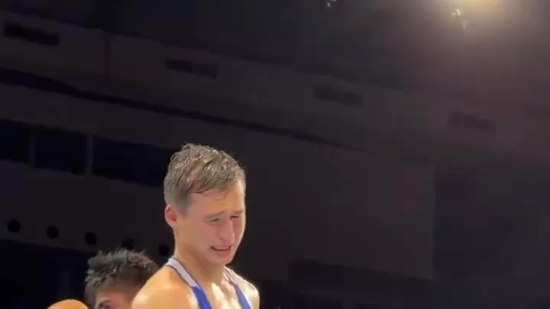 Эмоции на ринге: казахстанский боксер расплакался после финала чемпионата Азии