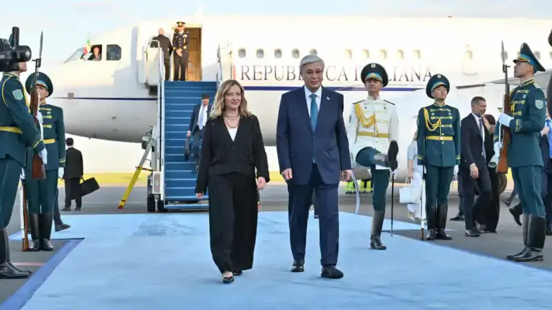 Токаев удивил премьер-министра Италии оригинальным букетом цветов