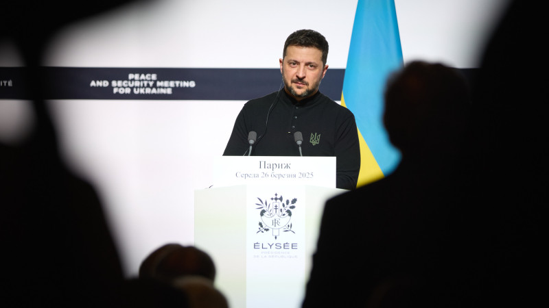 Зеленский: “Путин тянет время. Россия готовится к наступлению на три области Украины“