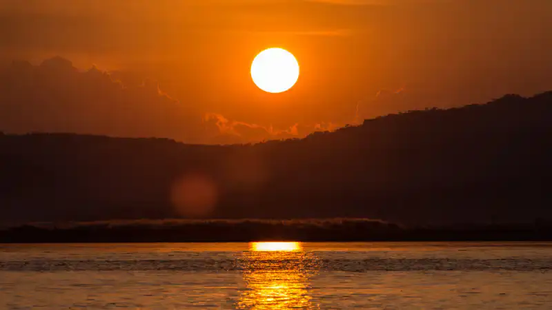 Казахстан в огне: жара до +38 и грозы на горизонте 30 мая