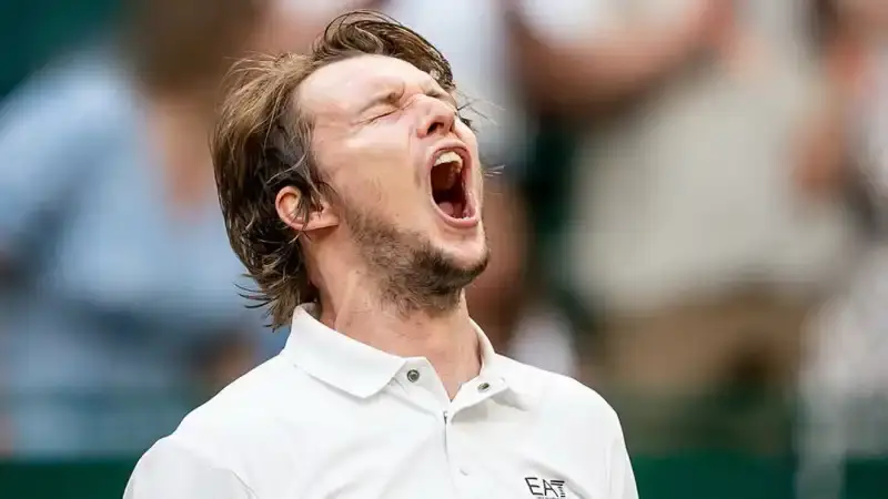 Теннисный триумф Бублика: Казахстанский спортсмен обрушивает на Медведева волну новых надежд для отечественного тенниса {city2}