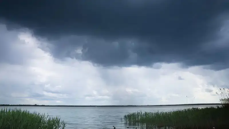 Небо в ожидании танца: дожди и грозы вновь закружат Астану и Алматы {city2}