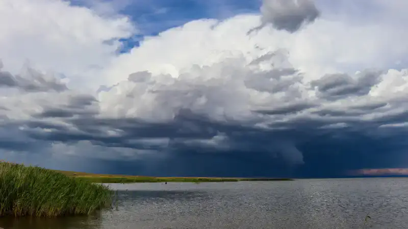 Жаркий 13 июня в Казахстане: дожди и грозы в некоторых регионах, град в столице {city2}
