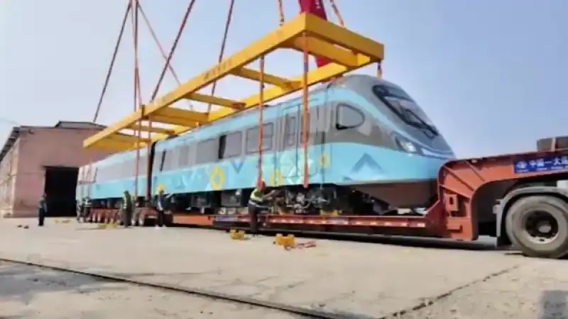 Голубые вагоны LRT: что скрывает их орнамент? {city2}