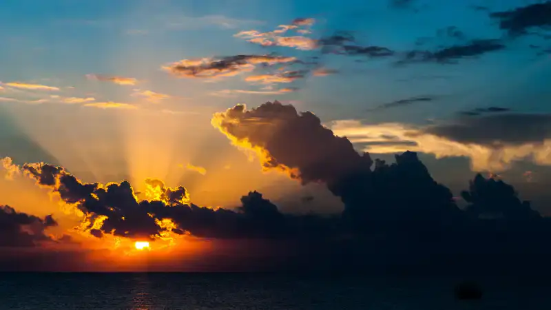 Летние контрасты: Астана готовится к жаре, Алматы — к дождям {city2}