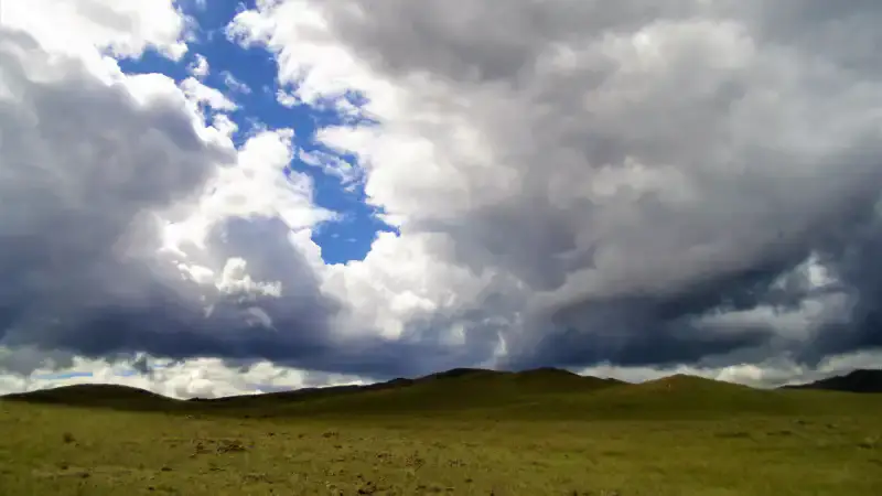 Переменчивая летняя погода: дожди, грозы и град ожидаются в Астане и Алматы {city2}