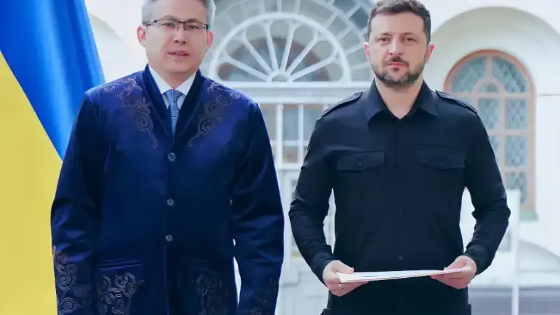 Казахстанский посол в Киеве Толежан Барлыбаев официально представил свои полномочия президенту Украины Владимиру Зеленскому {city2}