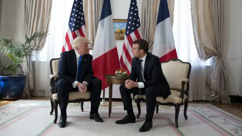 Трамп в ответ на критику Макрона: дипломатические отношения под угрозой {city2}