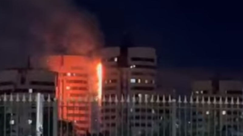 Пламя охватило жилой комплекс 'Семь бочек' в Астане: экстренные службы на месте