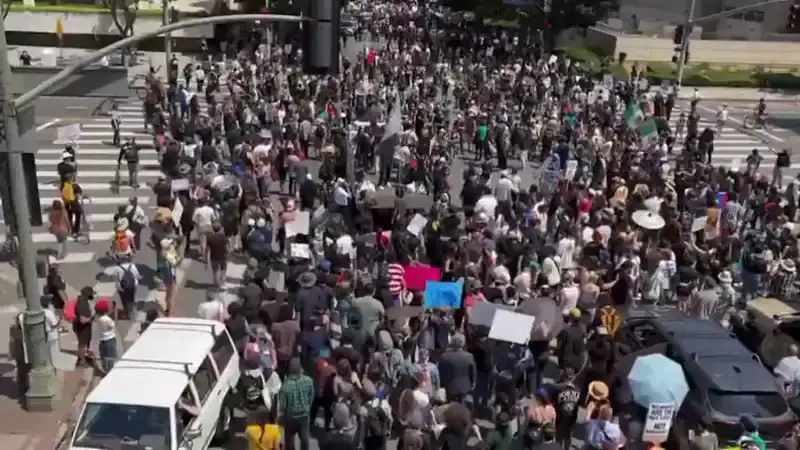 Комендантский час в Лос-Анджелесе: протесты против депортаций охватывают улицы города 15 октября {city2}