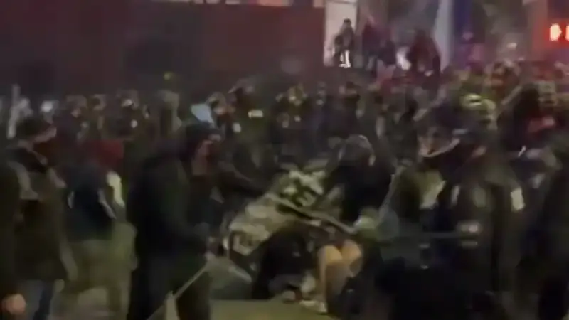 Сиэтл в огне: протесты против рейдов по мигрантам на улицах города 15 октября {city2}