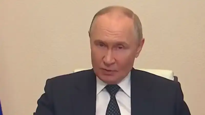 Путин обвинил Киев в терроризме и поставил под сомнение встречу с Зеленским {city2}