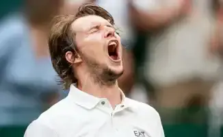 Теннисный триумф Бублика: Казахстанский спортсмен обрушивает на Медведева волну новых надежд для отечественного тенниса