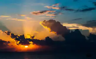 Летние контрасты: Астана готовится к жаре, Алматы — к дождям