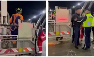 Что заставило мужчину взобраться на мост в Астане?