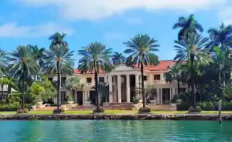 Звезды на Star Island: эксклюзивный взгляд на роскошные особняки Джей Ло и Джеки Чана в Майами