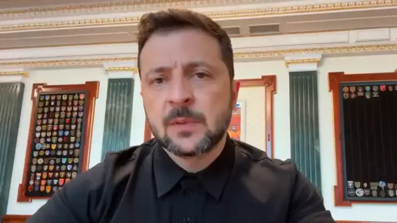 На грани слов: Зеленский ставит защитный щит против путинских стрел {city2}