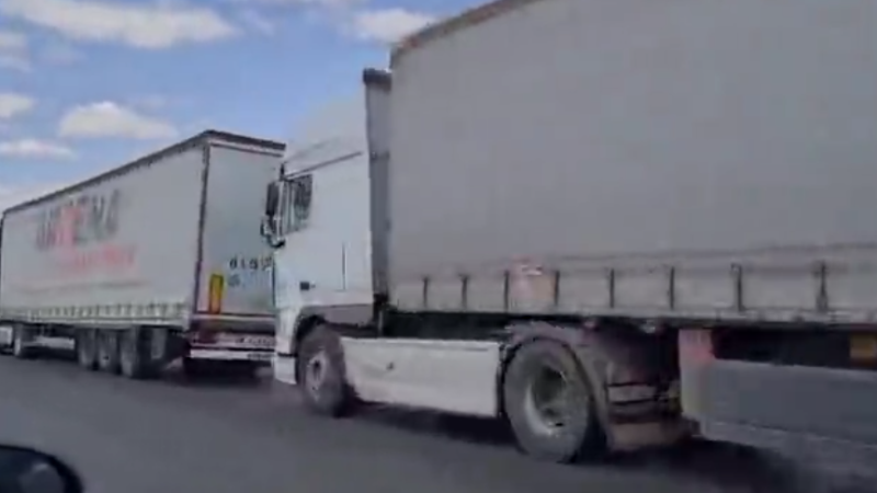КазАвтоЖол разъясняет ситуацию с пробками на границе Казахстана и России