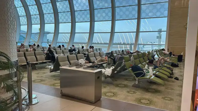 Казахстанцы в Ашхабаде: неожиданные преграды на пути к Дубаю ставят под угрозу планы путешественников {city2}