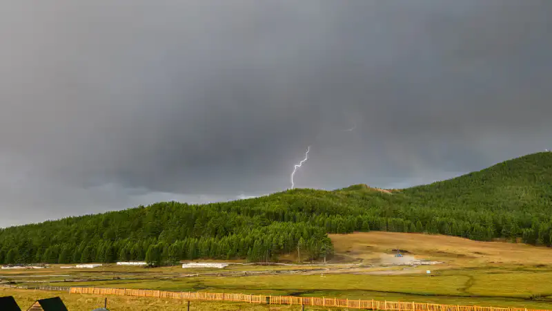 Казахстан: Пекло и молнии в танце погоды 12 июня {city2}