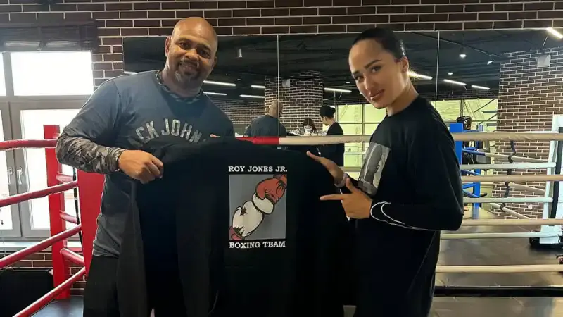 Казахстанская боксерша Милана Сафронова одержала победу в дебюте на профессиональном ринге с помощью советов легендарного Роя, обыграв двукратную чемпионку мира {city2}