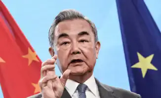 Китайская дипломатия: не дать России упасть, как карточный домик, в украинской буре