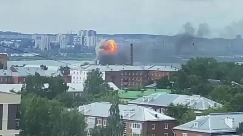 1 июля: Удар по военному заводу 'Купол' в России и атака на Ижевск — дроны достигли 1300 км от границы с Украиной {city2}
