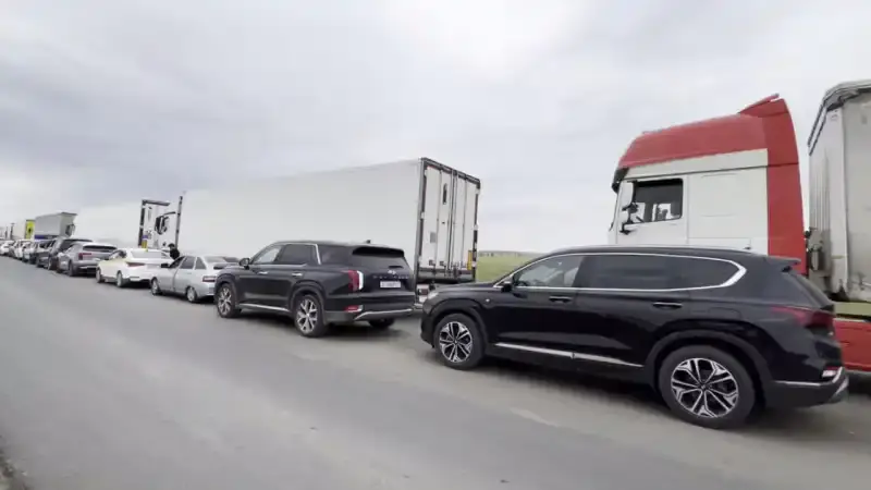 Многокилометровые пробки на казахстанско-российской границе: разные версии чиновников о причинах заторов {city2}