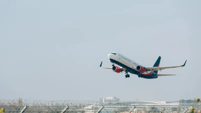 Крылья, которые не выдержали полёта: Boeing 737 Delta Air Lines потерял часть закрылка над небом США {city2}