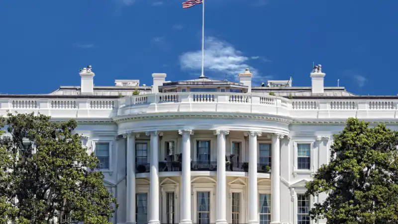 Европейские лидеры пригласили на встречу президентов США и Украины Дональда Трампа и Владимира Зеленского, которая запланирована на понедельник. Это событие подчеркивает важность сотрудничества между США и Украиной в контексте текущих международных отноше {city2}