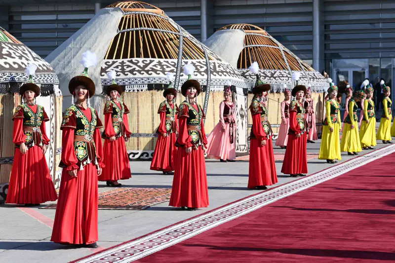 девушки в кыргызских национальных костюмах