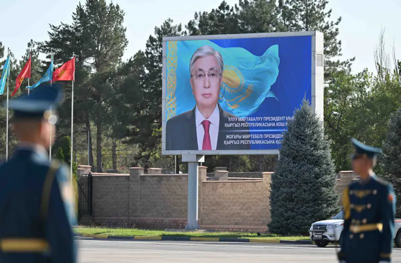 билборд с Токаевым в аэропорту Бишкека