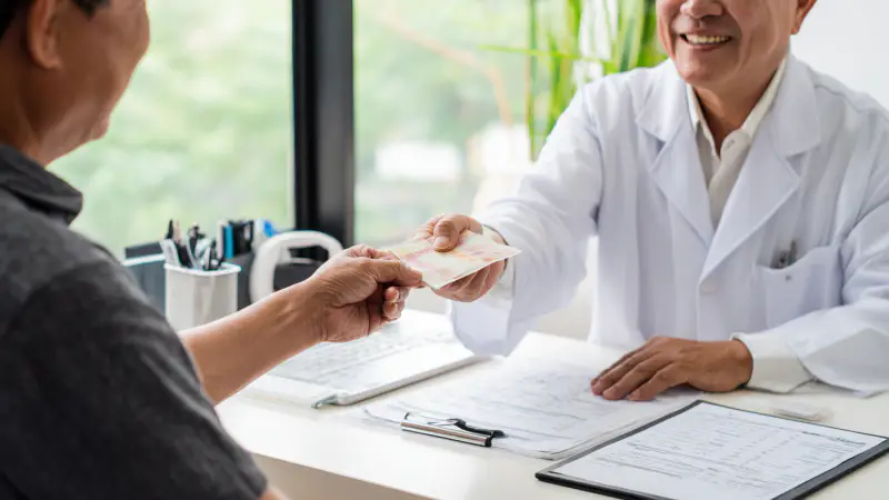 Легализация чаевых для врачей в Кыргызстане: комментарий Эдиля Байсалова {city2}