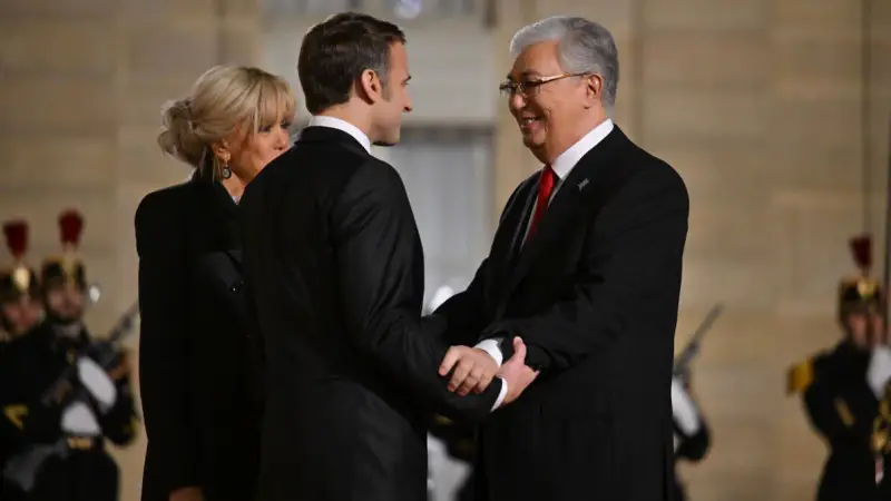 Макрон и Токаев: телефонный разговор о глобальных вызовах {city2}