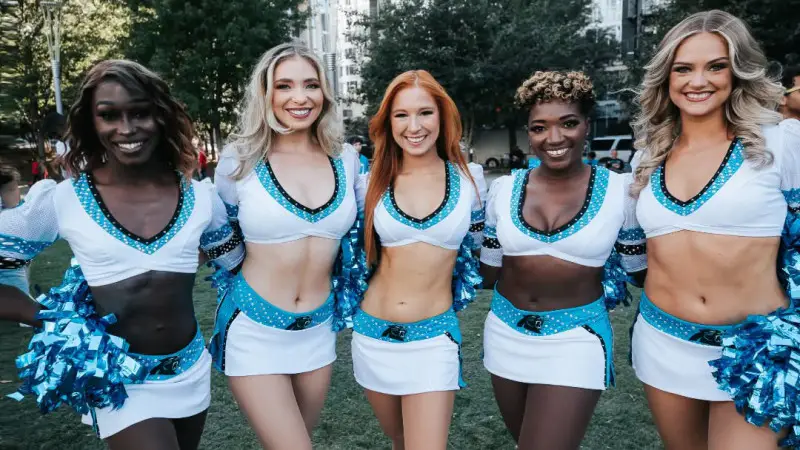 Трансгендерная чирлидерша NFL завершила карьеру: что дальше? {city2}