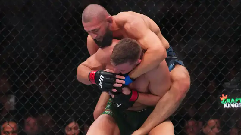 Хамзат Чимаев победил Дрикуса дю Плесси в титульном бою UFC {city2}