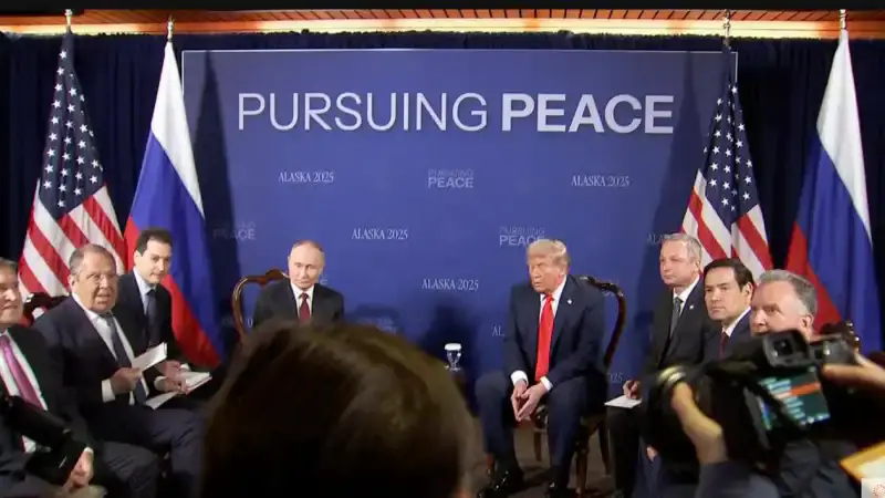 Переговоры Трампа и Путина на Аляске: новый этап в международных отношениях и его влияние на общественное мнение {city2}