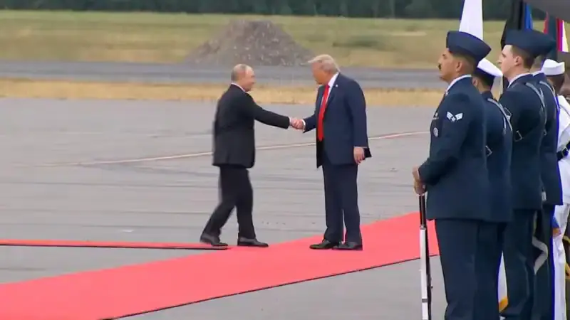 Путин и Трамп: историческая встреча на Аляске и ее возможные последствия для международных отношений {city2}