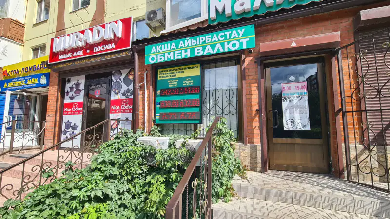 Россияне штурмуют казахстанские магазины из-за курса: наши обменники утопают в рублях {city2}