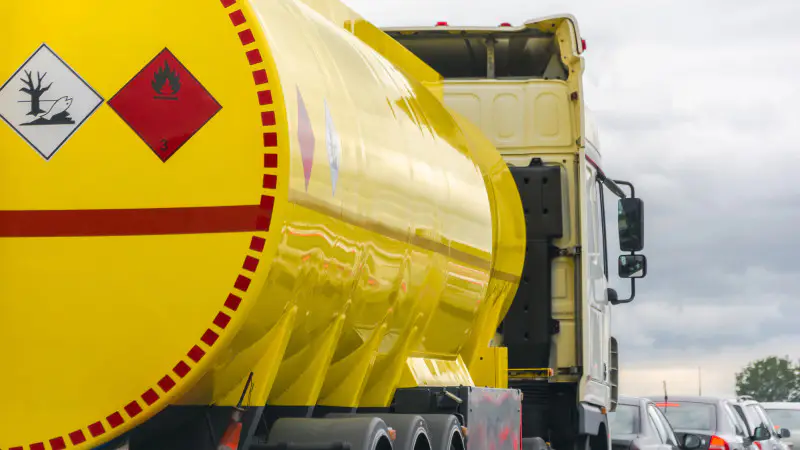 Казахстан усиливает контроль на границе в ответ на ситуацию с бензином: международные последствия обсуждаются в правительстве {city2}