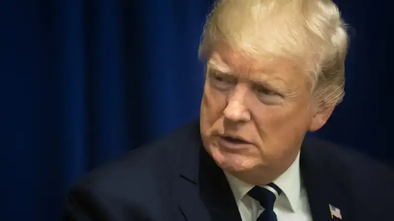 Трамп угрожает Индии новыми тарифами из-за прибыли от перепродажи российской нефти {city2}