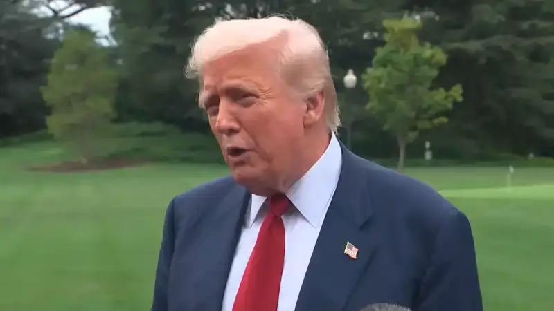Трамп подтвердил прибытие атомных подлодок в стратегически важный регион у границ России {city2}