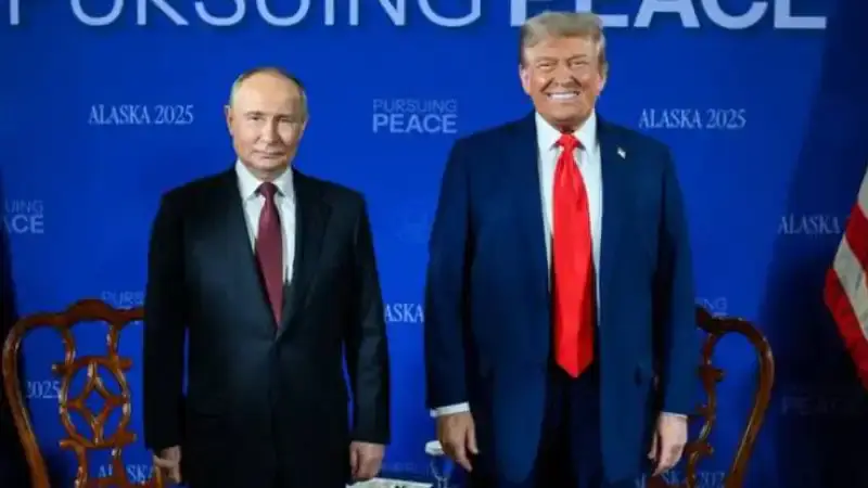 Трамп раскритиковал за дружелюбие к Путину на Аляске: Западные журналисты о встрече {city2}