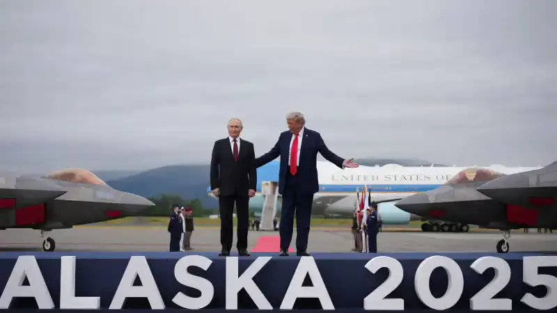 Встреча Трампа и Путина на Аляске: ледяные вершины дипломатии и огненные дебаты о будущем мира {city2}