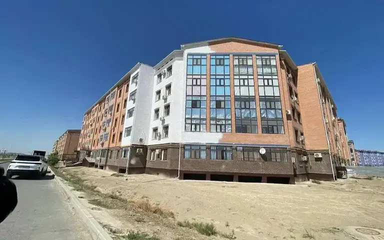 Жители Кызылорды возмущены покраской кирпичных домов в белый цвет {city2}