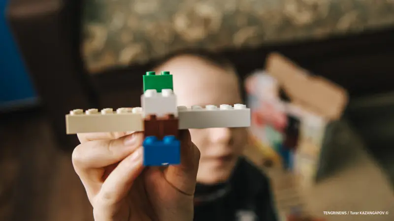 Современные казахстанские родители часто сравнивают свою жизнь с жизнью предыдущих поколений, задаваясь вопросом, почему их мамы и папы успевали делать так много, несмотря на трудности. В то время как наши родители работали полный день, стояли в очередях, {city2}