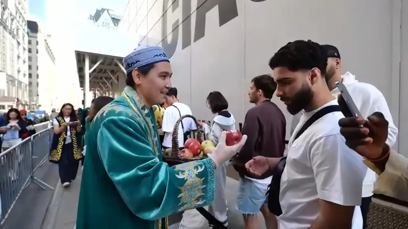 В день старта продаж iPhone 17 в Нью-Йорке казахстанское консульство провело имиджевую акцию, знакомя жителей города с культурой и возможностями Казахстана. {city2}