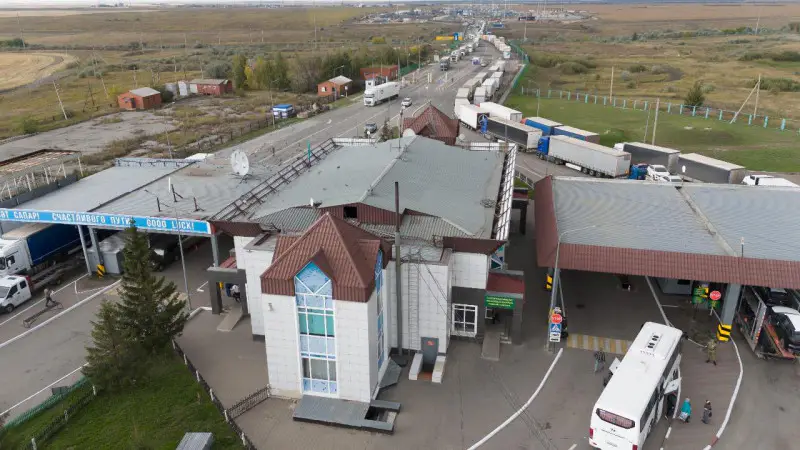 Усиленный контроль на казахстанско-российской границе приводит к заторам и задержкам грузового транспорта {city2}