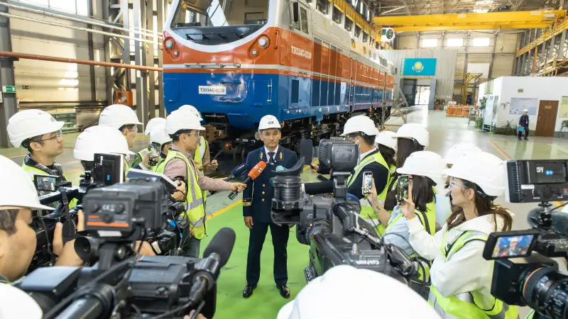 В Астане состоялся пресс-тур на заводе Wabtec, где были представлены новые локомотивы, разработанные в сотрудничестве с КТЖ. Журналистам продемонстрировали новейшие технологии и рассказали о планах по долгосрочному сотрудничеству в области производства и  {city2}