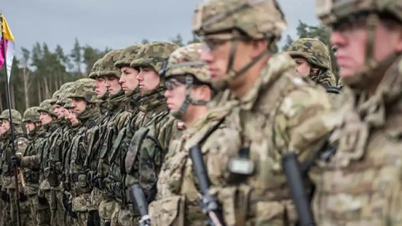 Польша усиливает оборону: 40 тысяч военных развернуты на границах с Беларусью и Россией на фоне обострения ситуации после вторжения дронов. {city2}